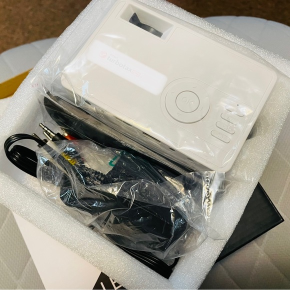 Portable Mini Movie Projector - Picture 3 of 6